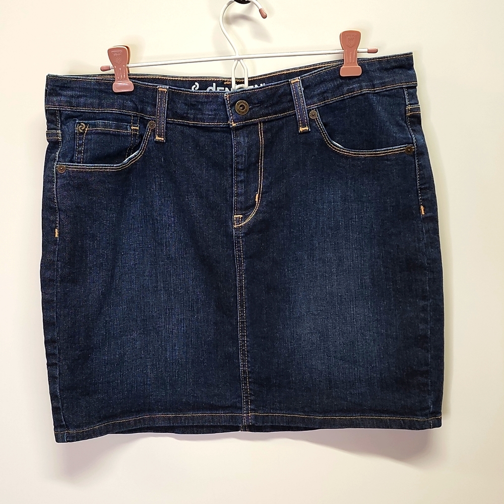 Size 14 Levi Denizen  Stretch Denim skirt. A59